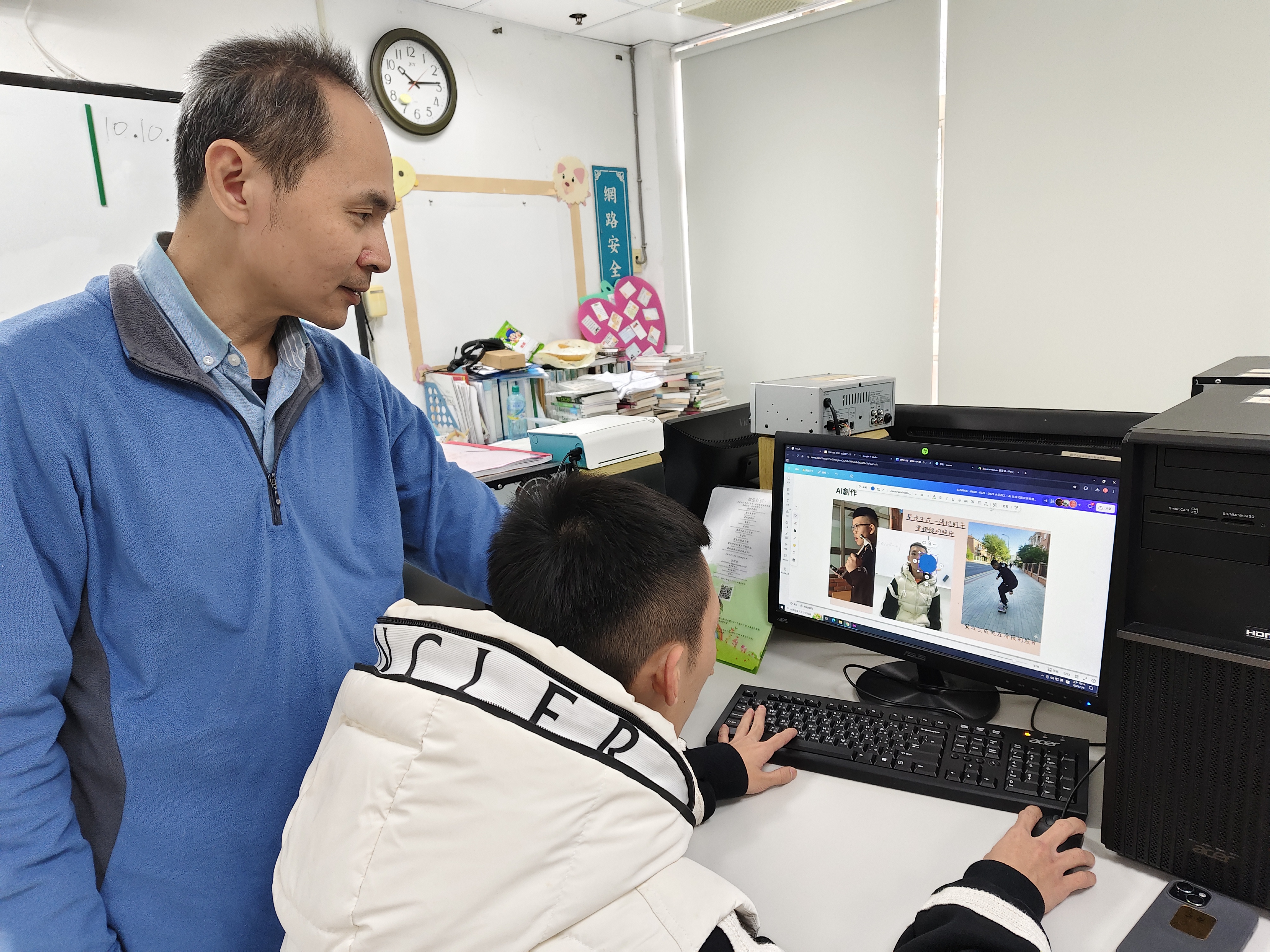 講師指導同學實作